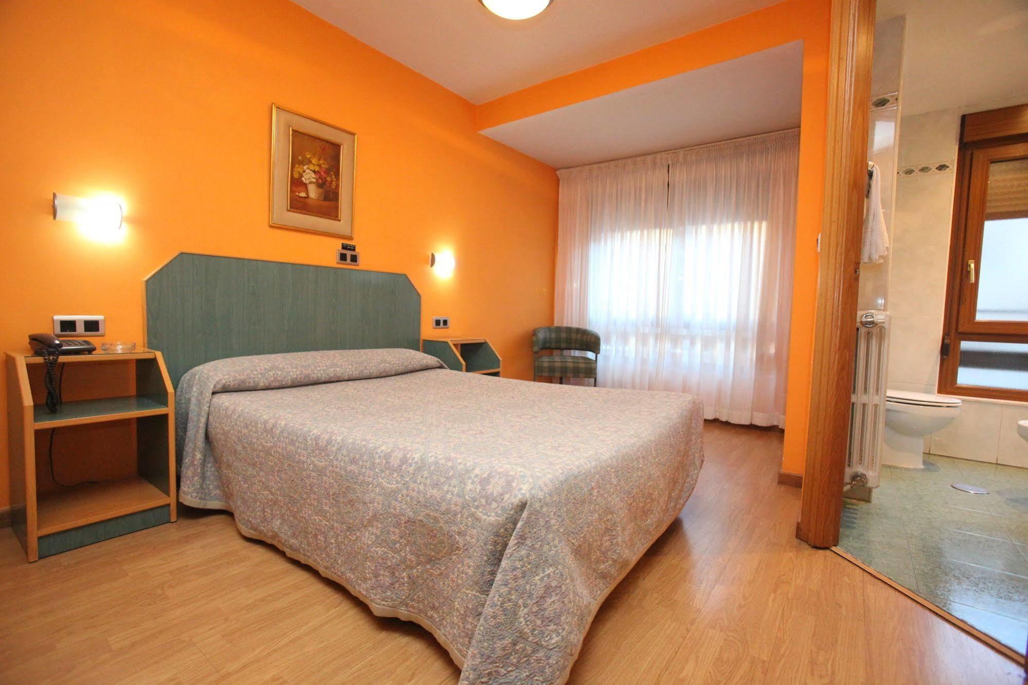 Hostal Don Suero Леон Екстериор снимка